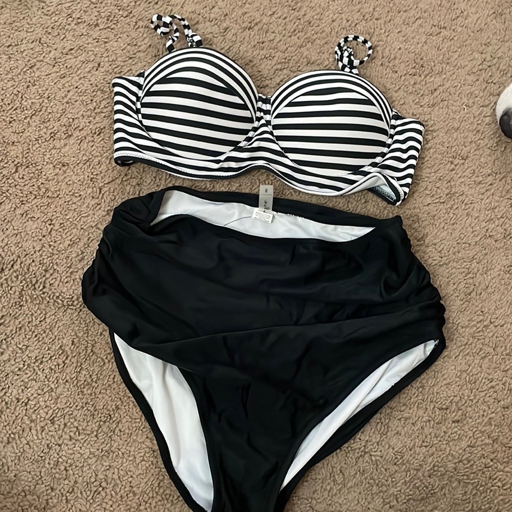 Cupshe Size Small Bikini with high wasted bottoms